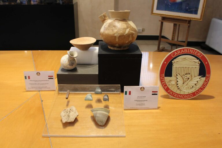 Carabinieri TPC restituiscono una situla, ceramiche, tavolette cuneiformi e altri reperti archeologici all'Iraq