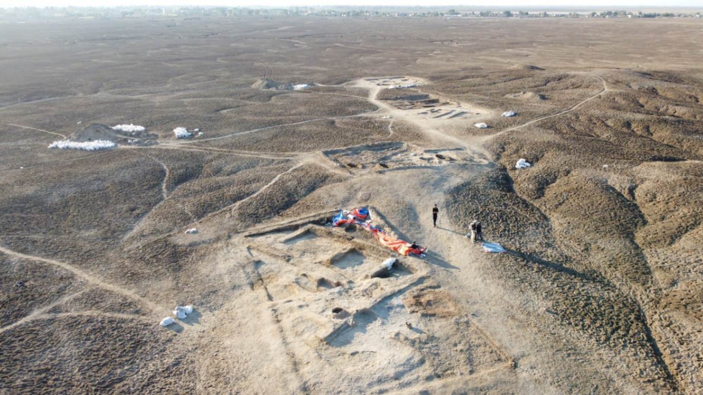 Foto delle trincee scattate dal drone nell'autunno 2022. La più vicina mostra la taverna (crediti per la foto: Lagash Archaeological Project)