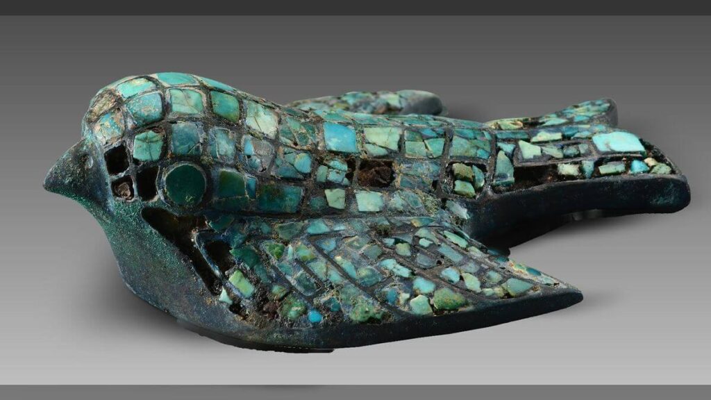 La statuetta di un uccello in bronzo intarsiato con pezzi di turchese è tra i manufatti di circa 3.000 anni portati alla luce dalle tombe d'élite del sito di Zhaigou. (Crediti per la foto: Amministrazione nazionale del patrimonio culturale)