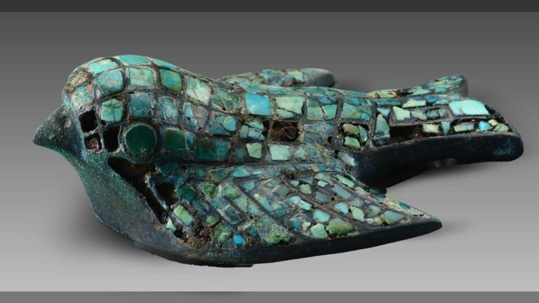 La statuetta di un uccello in bronzo intarsiato con pezzi di turchese è tra i manufatti di circa 3.000 anni portati alla luce dalle tombe d'élite del sito di Zhaigou. (Crediti per la foto: Amministrazione nazionale del patrimonio culturale)