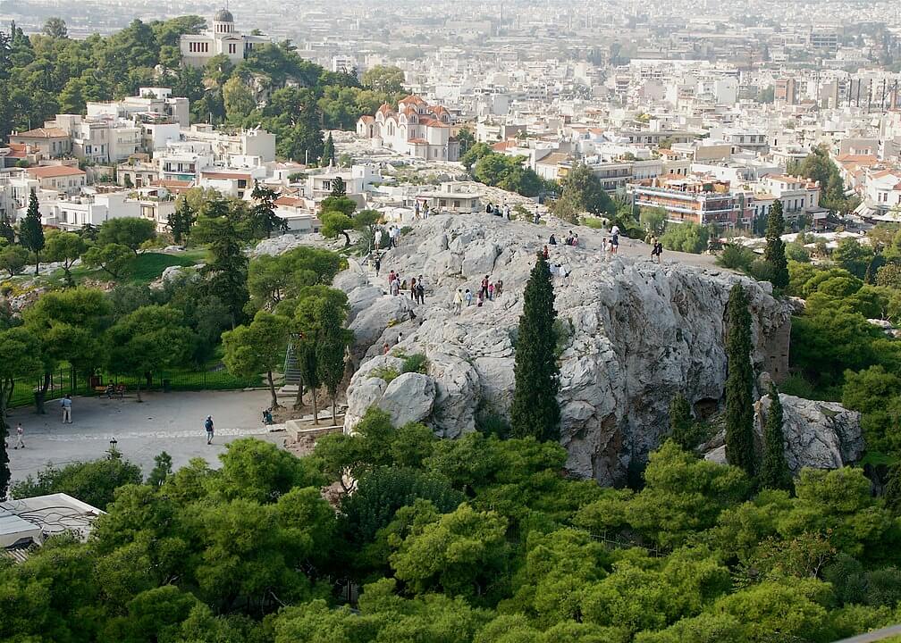 L'Areopago di Atene, visto dall'Acropoli. Foto Flickr di ajbear AKA KiltBear, CC BY-SA 2.0