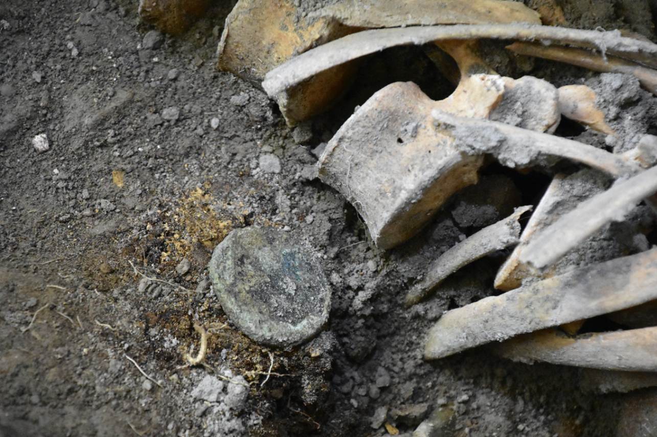 Pompei: un uomo e una donna con un piccolo tesoro di monete e monili preziosi, vittime dell’eruzione, ritrovati nella Regio IX, Insula 10