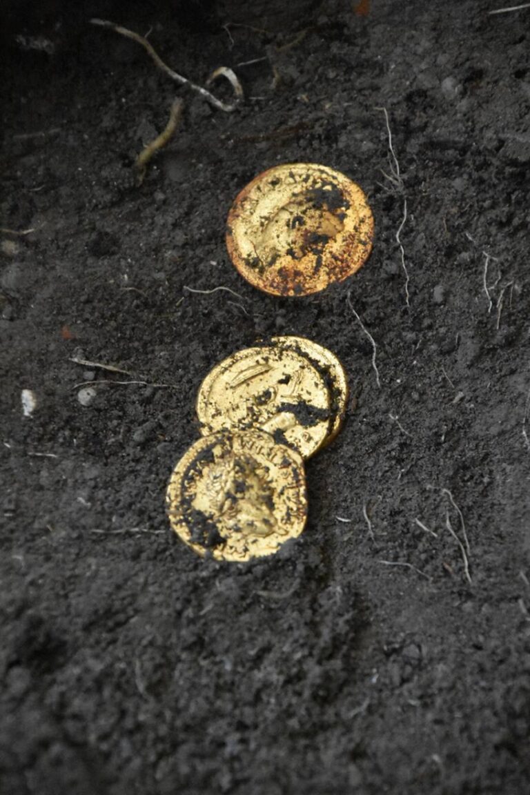 Pompei: un uomo e una donna con un piccolo tesoro di monete e monili preziosi, vittime dell’eruzione, ritrovati nella Regio IX, Insula 10