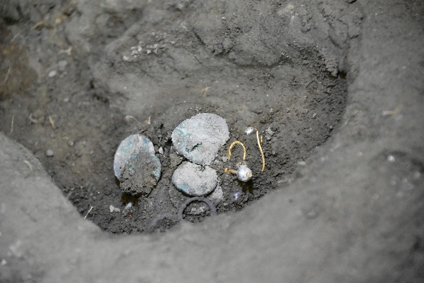 Pompei: un uomo e una donna con un piccolo tesoro di monete e monili preziosi, vittime dell’eruzione, ritrovati nella Regio IX, Insula 10