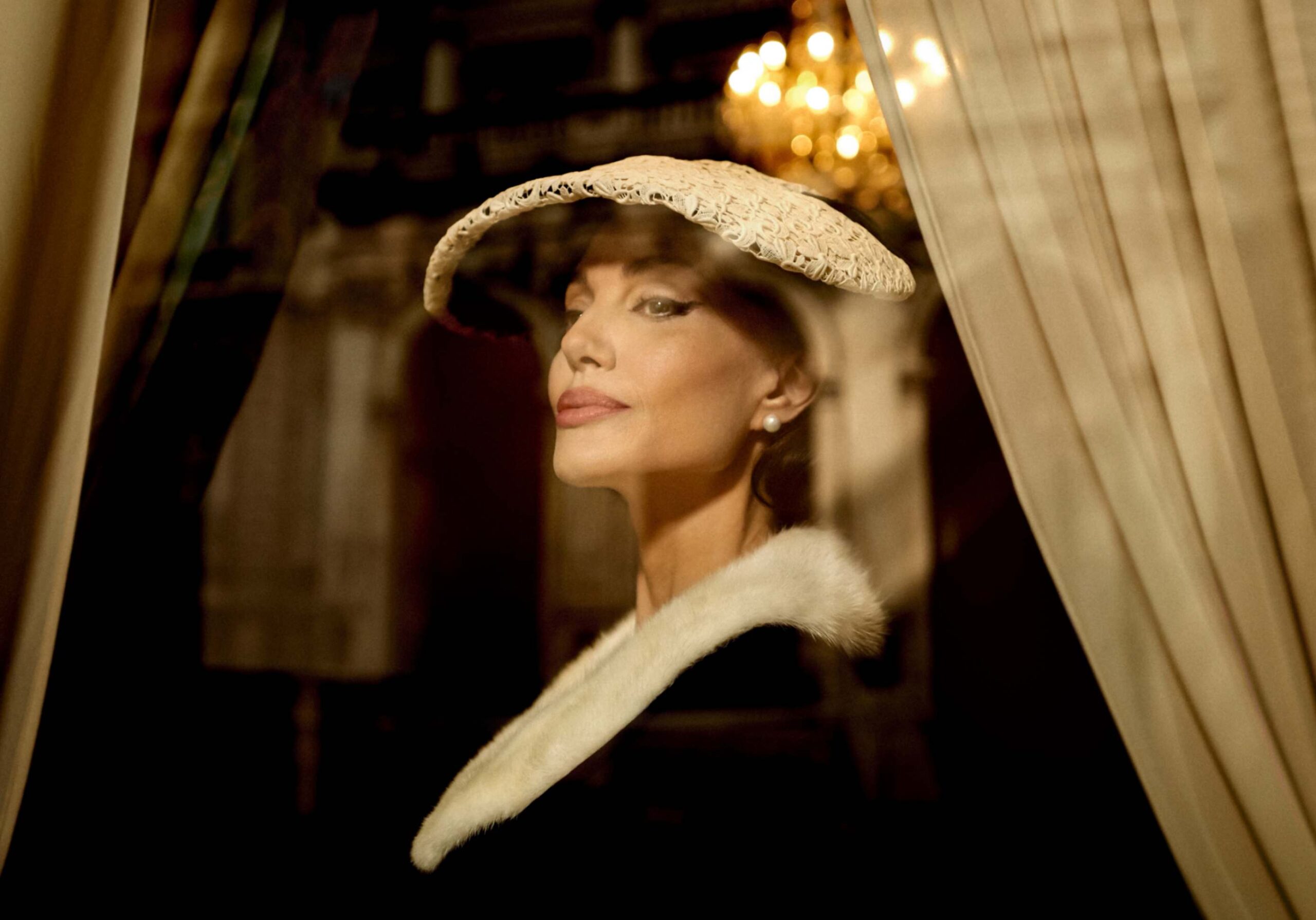 Angelina Jolie nel film Maria, regia di Pablo Larraín sulla grande Callas
