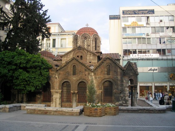 La chiesa Panagia Kapnikarea ad Atene. 