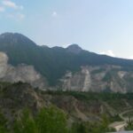 La frana del monte Toc che causò il disastro del Vajont, con la cosiddetta M di "Muller".