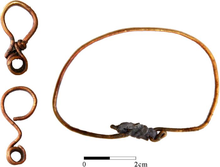 Gold Bracelet and Two Earrings. Credits: Tal Rogovsky