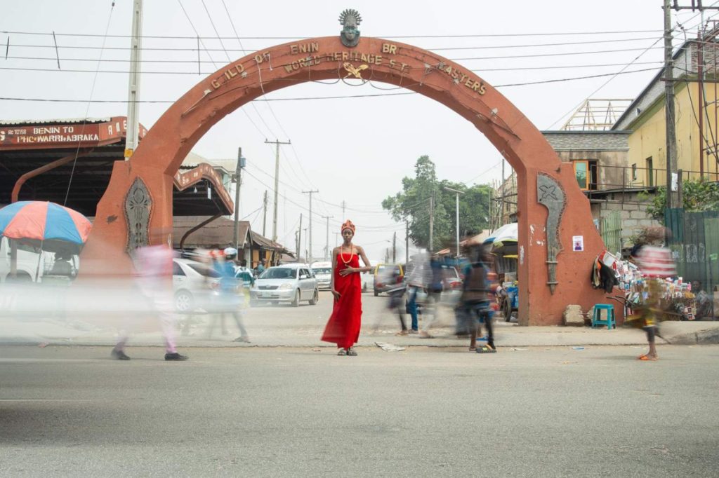 Omoregie Osakpolor, Ingresso di Igun Street: Omaggio alla storia, al presente e al futuro di Benin, Nigeria, Benin City, 2024, realizzato per conto del Museo Rietberg