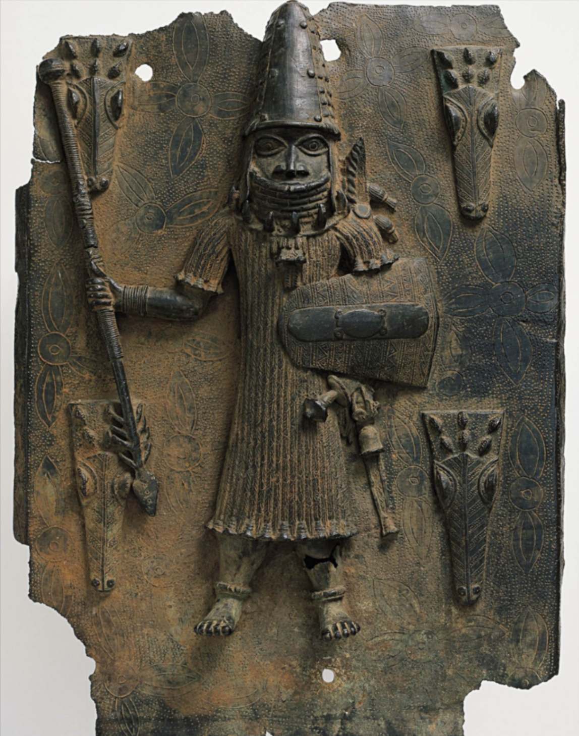 Placca in ottone con rilievo raffigurante Oba Ozolua, Ama, Corporazione reale dei fonditori di bronzo (Igun Eronmwon), Nigeria, Regno del Benin, XVI/XVII secolo, Inv. n. RAF 602. Dono di Eduard von der Heydt; probabilmente saccheggiato dall'esercito britannico nel 1897