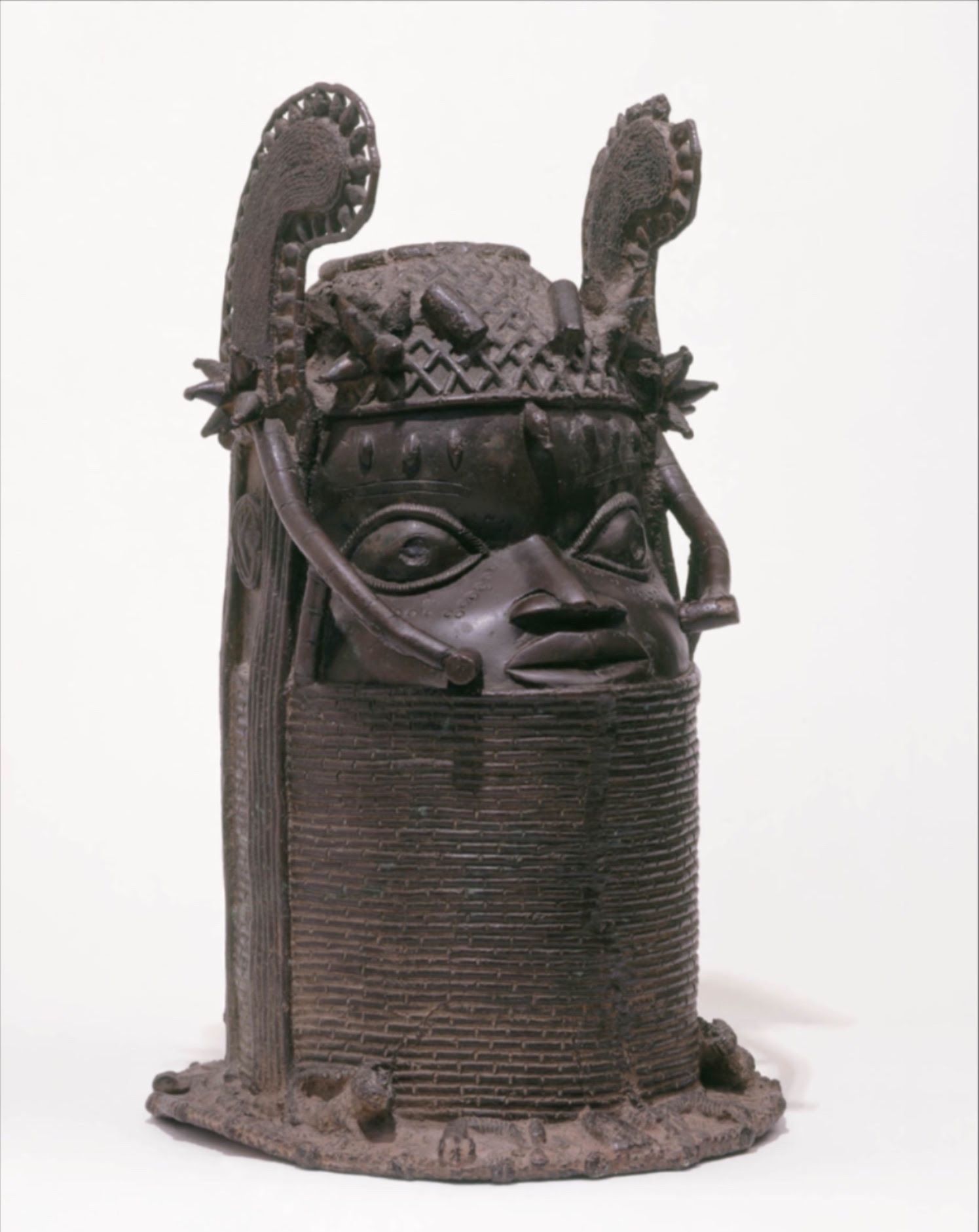 Uhunmwu Elao, testa commemorativa di Oba Osemwende, Corporazione reale dei fonditori del bronzo (Igun Eronmwon), Nigeria, Regno del Benin, Edo, dopo il 1848, fusione in ottone, Museo Rietberg, Inv. n. RAF 601, dono di Eduard von der Heydt