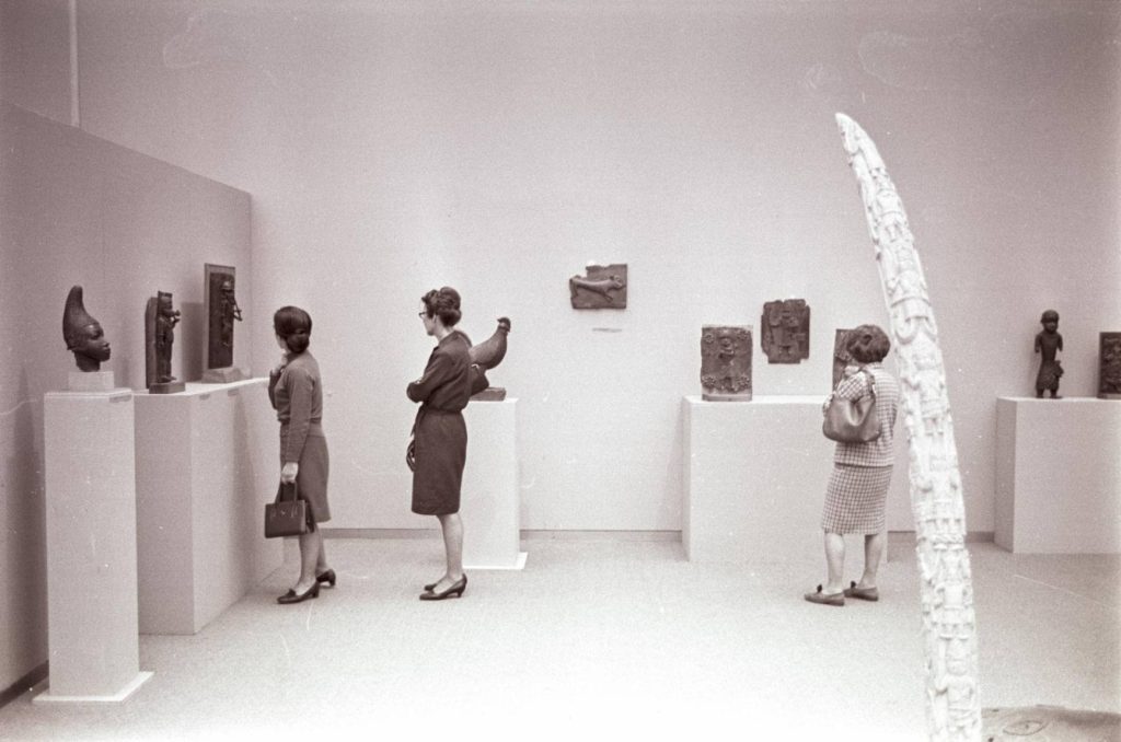 Veduta della mostra “Arte dall'Africa nera” al Kunsthaus Zürich. Zurigo, 31 ottobre 1970-10 febbraio 1971. Kunsthaus Zürich, Biblioteca, Foto: Walter Dräyer