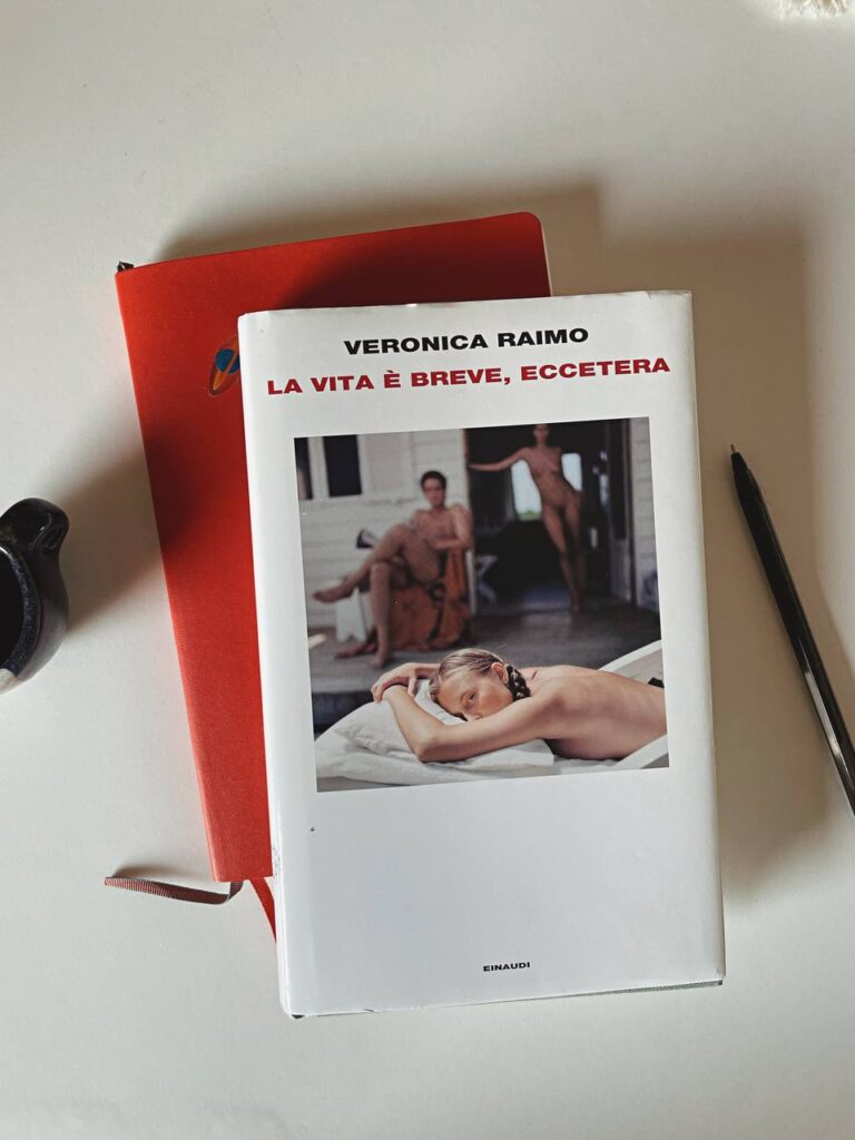 la copertina del libro di Veronica Raimo, La vita è breve, eccetera, pubblicato da Giulio Einaudi editore (2023) nella collana Supercoralli