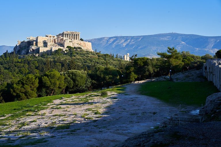 Il conflitto delle élites L'Acropoli di Atene e la Bema dell'Oratore sulla Pnice. Foto di George E. Koronaios (16 Dicembre 2019), CC BY-SA 4.0