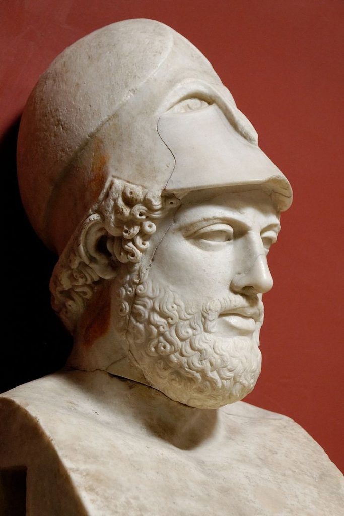Busto di Pericle con l'iscrizione “Pericle, figlio di Xantippo, Ateniese”. Marmo, copia romana da originale greco di Cresila del 430 a. C. circa. Museo Pio-Clementino, Inv. 269. Foto © Marie-Lan Nguyen / Wikimedia Commons (2009), in pubblico dominio