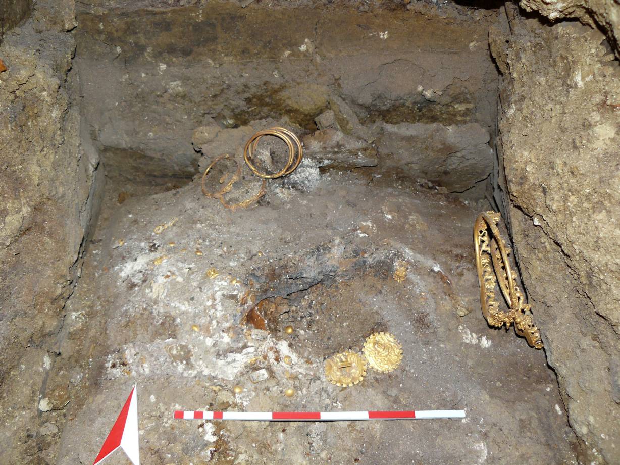 corredo con reperti in oro nel grande tumulo Sveshtari