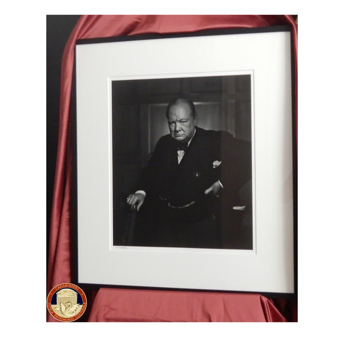 I Carabinieri Tutela Patrimonio Culturale restituiscono una foto del 1941 ritraente Sir Winston Churchill rubata in un hotel in Canada