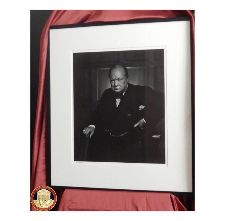 I Carabinieri Tutela Patrimonio Culturale restituiscono una foto del 1941 ritraente Sir Winston Churchill rubata in un hotel in Canada