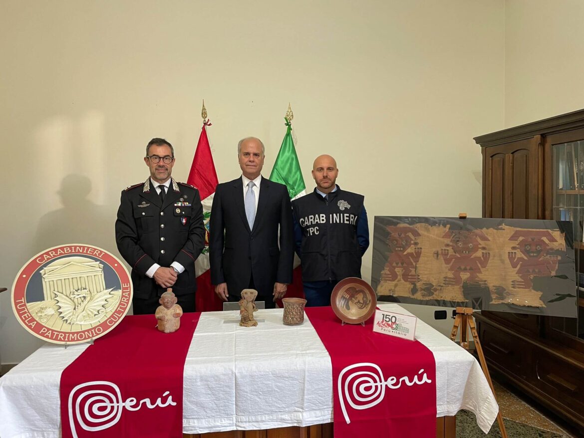 Carabinieri restituiscono cinque reperti archeologici precolombiani al Perù