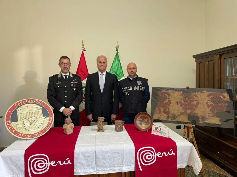 Carabinieri restituiscono cinque reperti archeologici precolombiani al Perù