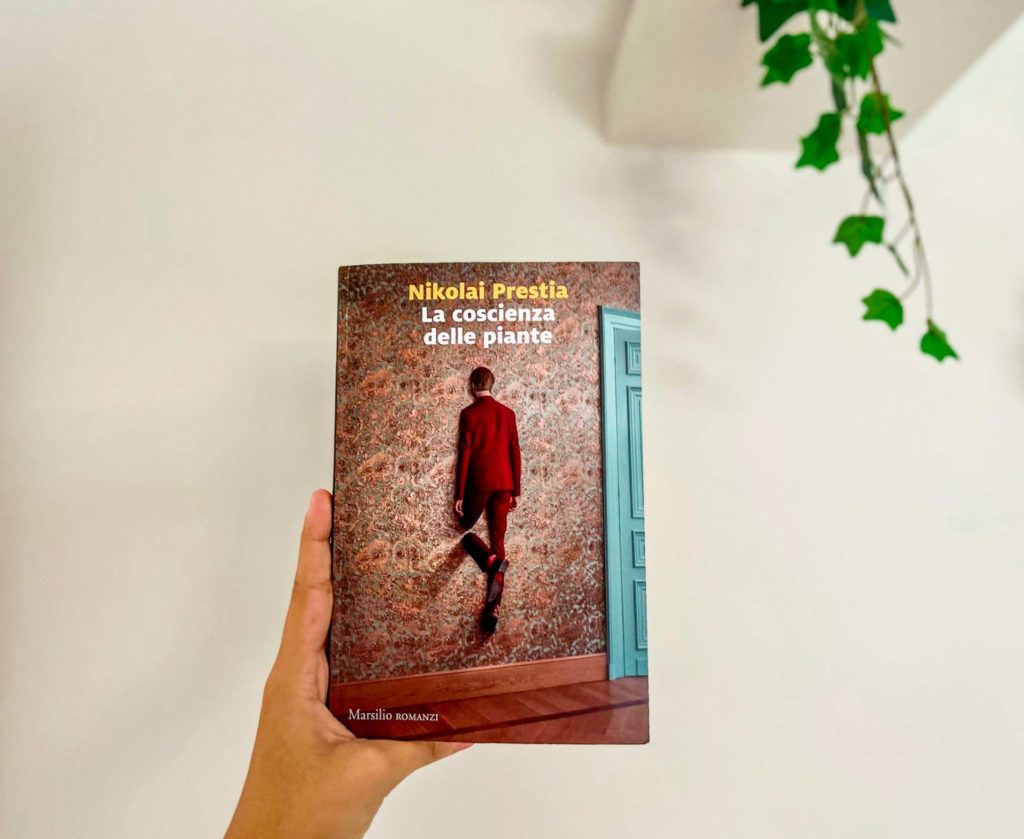 la copertina del romanzo La coscienza delle piante, di Nikolai Prestia, pubblicato da Marsilio Editori (2024) nella collana Romanzi e Racconti. Foto di Francesca Barracca