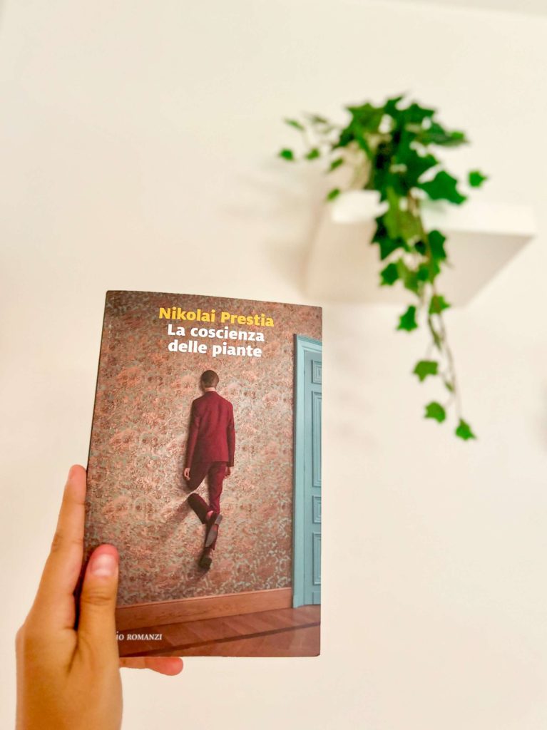 la copertina del romanzo La coscienza delle piante, di Nikolai Prestia, pubblicato da Marsilio Editori (2024) nella collana Romanzi e Racconti. Foto di Francesca Barracca