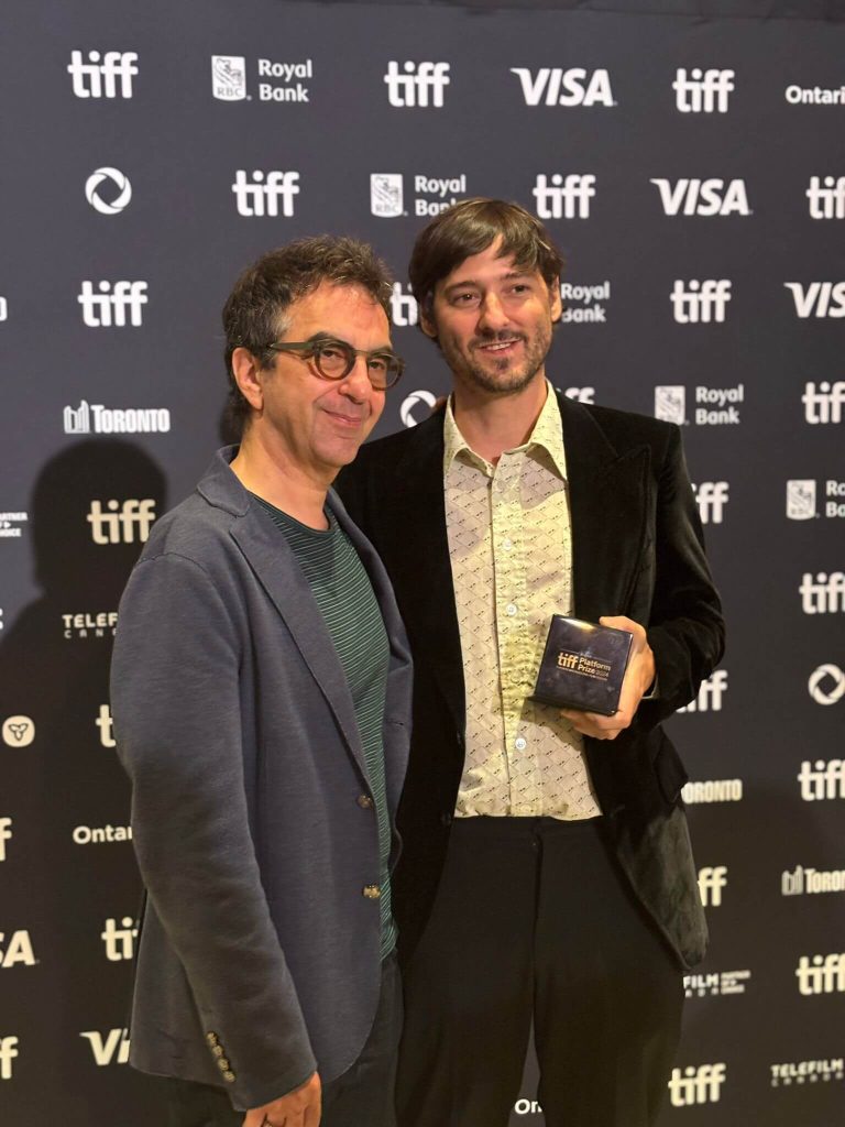 Atom Egoyan premia il regista Carlos Marques-Marcet al TIFF 2024