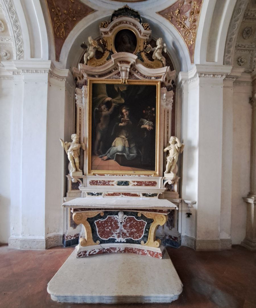 Altare di Santa Speciosa presso il Duomo di Mantova. Al di sopra del dipinto della Santa, c'è un ovale di Sant'Anna. Foto di Giuseppe Fraccalvieri