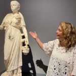 mostra Da Tauromenion a Tauromenium la direttrice Gabriella Tigano con la statua della Sacerdotessa di Iside