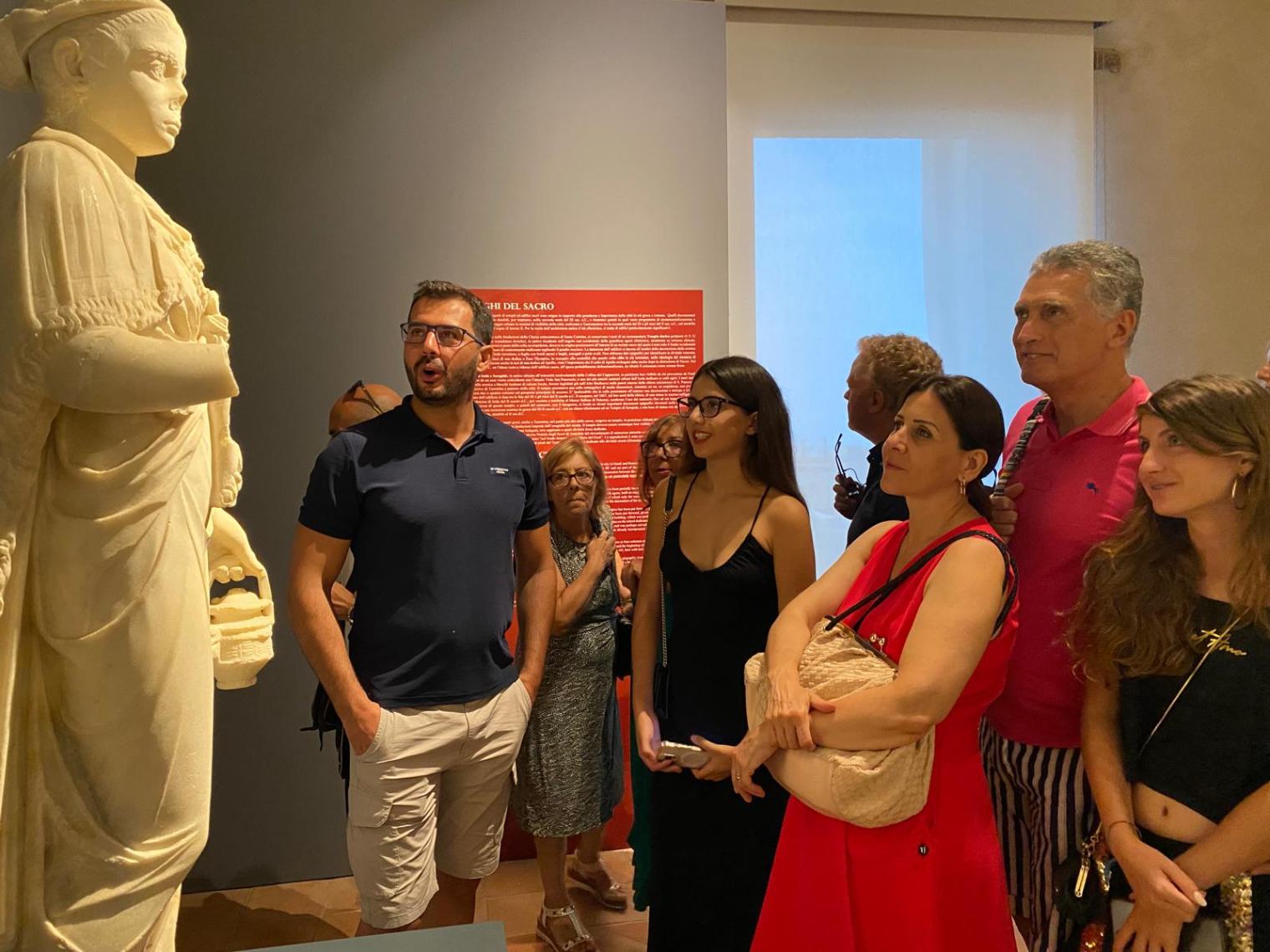 visitatori davanti alla Sacerdotessa di Iside