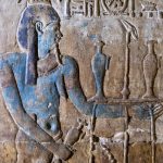 Example of the colourful paintings after the restoration: Nile god with further painted details (jewellery, pupil) and flowers painted on the offering tray. (Image: Martin Stadler / Universität Würzburg)