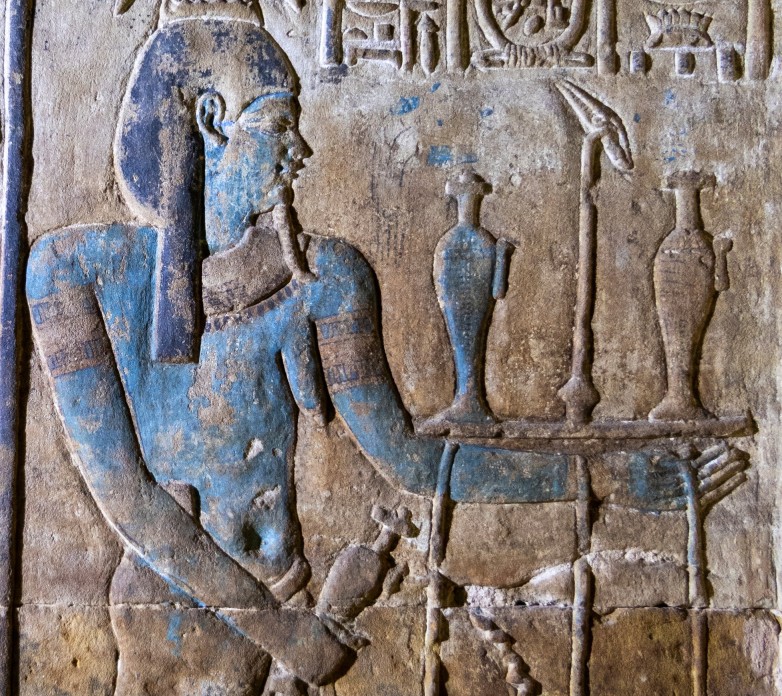 Example of the colourful paintings after the restoration: Nile god with further painted details (jewellery, pupil) and flowers painted on the offering tray. (Image: Martin Stadler / Universität Würzburg)