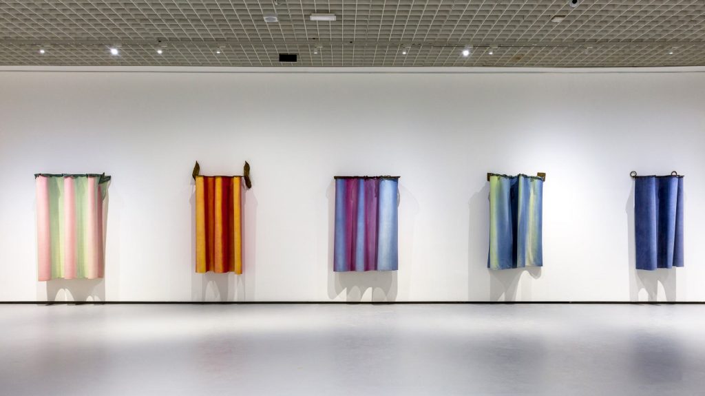 Luciano Fabro Torino, 1936 - Milano, 2007 Attaccapanni (di Napoli), 1976–77 bronzo, tela di lino, pittura acrilica, filo in cotone 5 elementi Collezione Margherita Stein Fondazione per l’Arte Moderna e Contemporanea CRT in comodato al Castello di Rivoli Museo d’Arte Contemporanea, Rivoli -Torino
