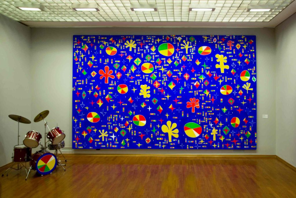Nicola De Maria Foglianise (BN), 1954 Regno dei fiori musicali. Universo senza bombe, 2004 Pigmenti su tela, batteria Fondazione per l’Arte Moderna e Contemporanea CRT - in comodato alla GAM - Galleria Civica d’Arte Moderna e Contemporanea di Torino CRT/320