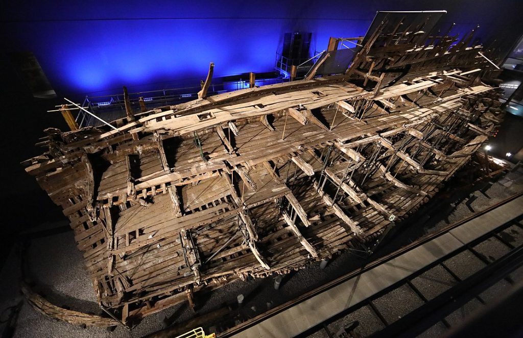 Remains of the Mary Rose shipwreck and support structure (2019). Photo by Geni, CC BY-SA 4.0
