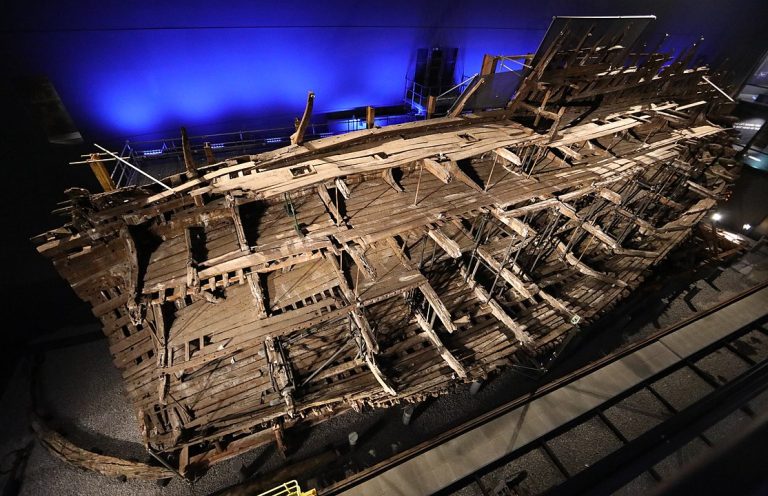 Remains of the Mary Rose shipwreck and support structure (2019). Photo by Geni, CC BY-SA 4.0