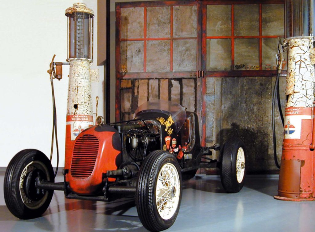 Salvatore Scarpitta New York, 1919 - 2007 Rajo Jack, 1964 Auto da corsa, n. 2 pompe di benzina, porta di garage Fondazione per l’Arte Moderna e Contemporanea CRT - in comodato alla GAM - Galleria Civica d’Arte Moderna e Contemporanea di Torino CRT/45