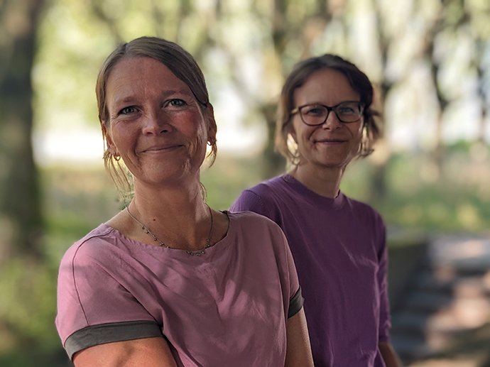 Uncle Tom's Cabin has been published in 34 different editions in Norway. Literary researchers Aasta Marie Bjorvand Bjørkøy (left) and Janicke S. Kaasa have studied the reception of the book over time. Photo: Silje Pileberg