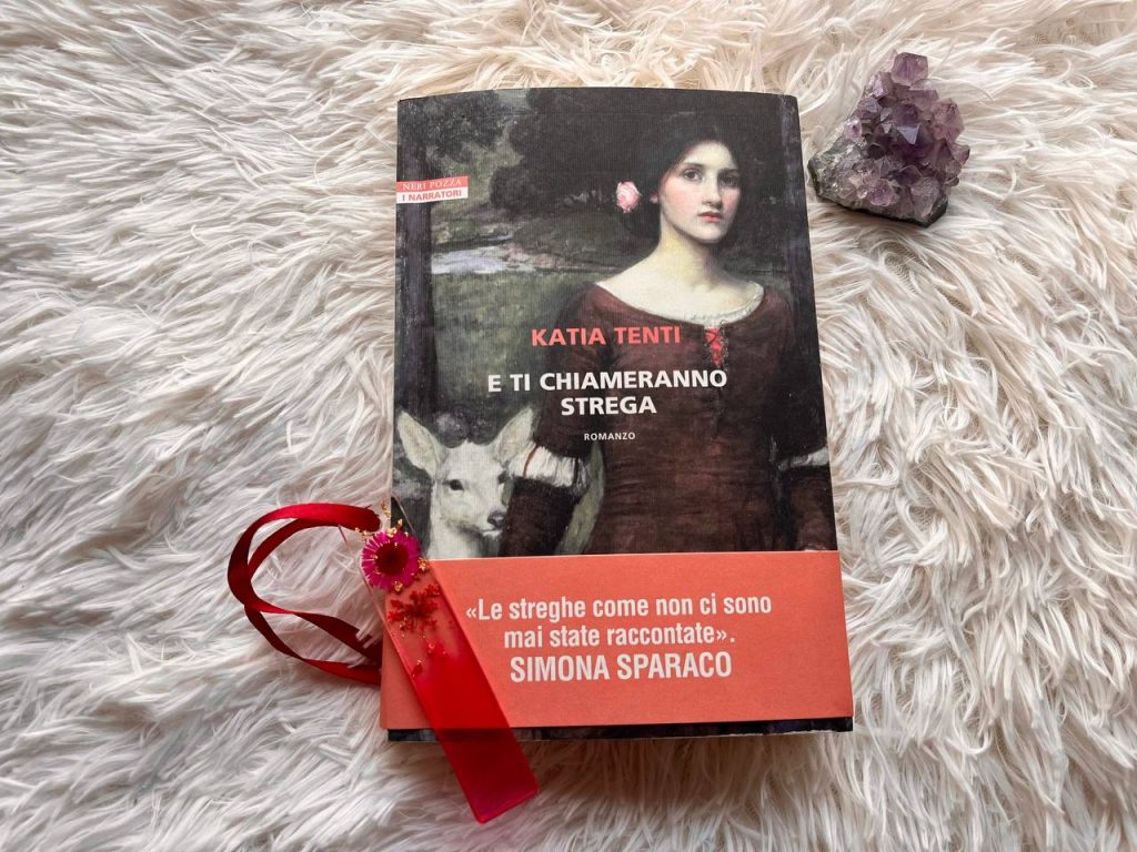 la cover del romanzo E ti chiameranno strega, di Katia Tenti, edito da Neri Pozza (2024) nella collana: I Narratori delle Tavole