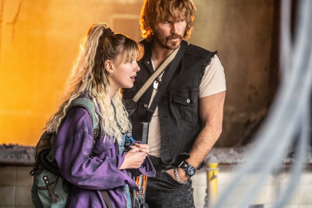 Millie Bobby Brown e Chris Pratt in una scena di THE ELECTRIC STATE - il nuovo film dei fratelli Anthony e Joe Russo
