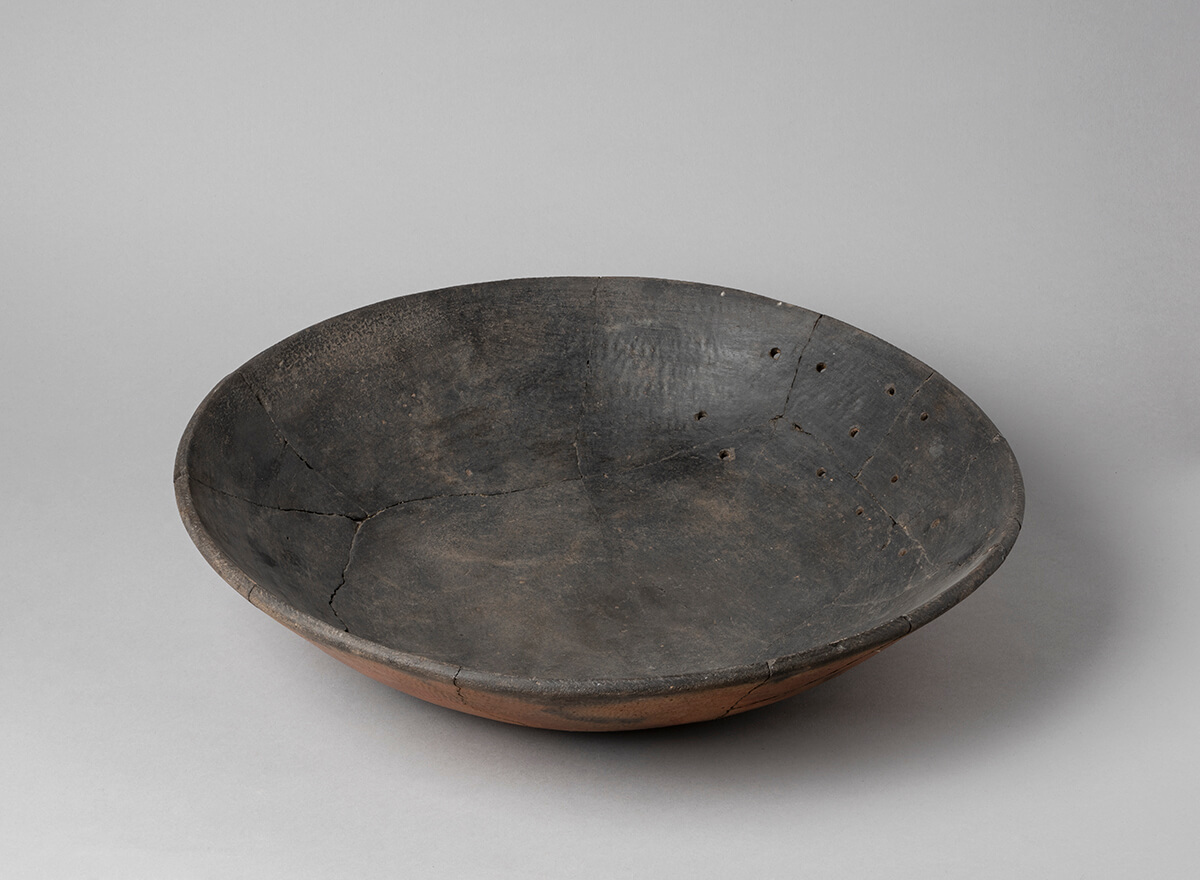 P. 3640 Largo piatto con superficie interna nera e lucidata ed esterno rosso, presenta un restauro antico. Terracotta, Epoca Predinastica, fine IV millennio a.C.