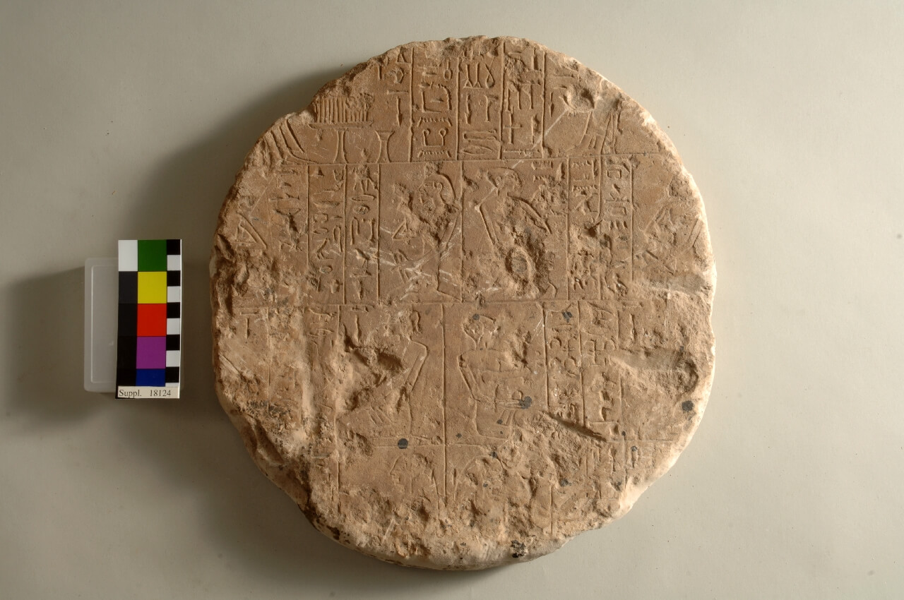 S. 18124 Frammento di stele. Calcare. Medio Regno (1990-1760 a.C.)