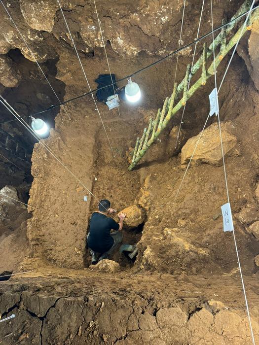 Excavation in Tam Pà Ling. Photo Credits: Vito Hernandez, Flinders University