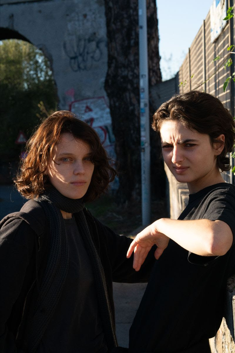Tecla Insolia e Carlotta Gamba in una scena del film - foto di Sara Petraglia