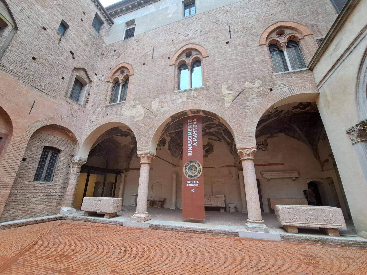 il cortile con la bussola sulla sinistra, sotto il portico, presso Palazzo Ducale di Mantova. Foto di Giuseppe Fraccalvieri