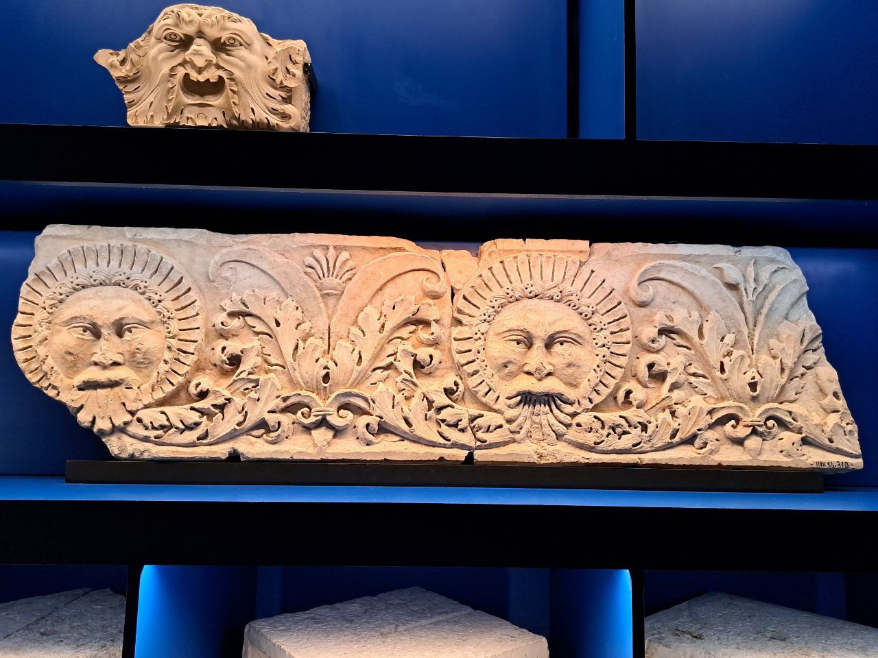 fregio con mascheroni e fogliami di scultore anonimo, fine del XV, inizi del XVI secolo. Foto di Giuseppe Fraccalvieri