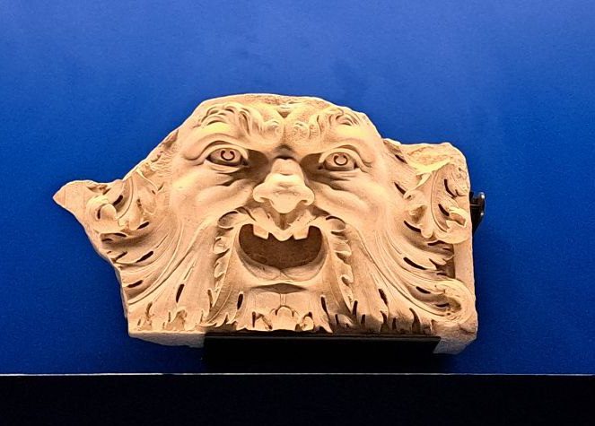 mascherone di scultore anonimo, prima metà del XVI secolo. Foto di Giuseppe Fraccalvieri