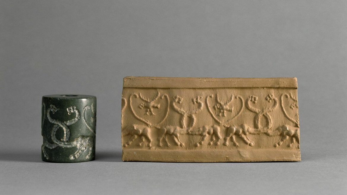 nascita scrittura Mesopotamia Antiquity 1. Esempio di un sigillo cilindrico con il relativo disegno impresso su una tavoletta d'argilla (Credit: Franck Raux © 2001 GrandPalaisRmn - Musée du Louvre)