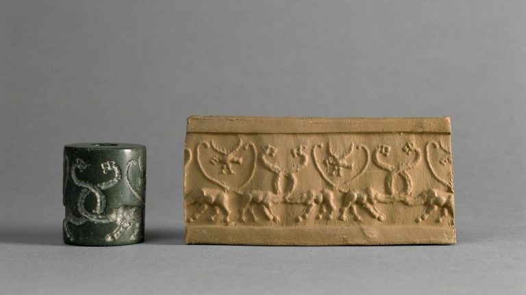 nascita scrittura Mesopotamia Antiquity 1. Esempio di un sigillo cilindrico con il relativo disegno impresso su una tavoletta d'argilla (Credit: Franck Raux © 2001 GrandPalaisRmn - Musée du Louvre)