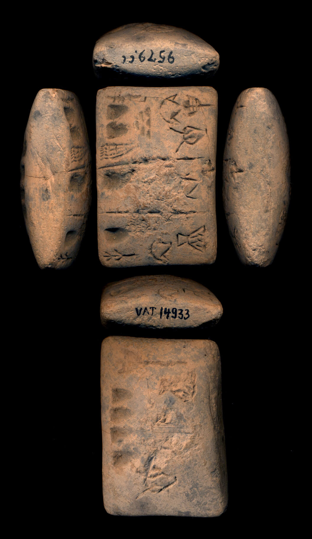 2. Fotografia di una tavoletta con segni in proto-cuneiforme (Immagine: CDLI - Cuneiform Digital Library Initiative)